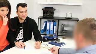 HUNT4K. Man shares GF hole with car seller for some discount