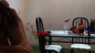 La metisse se fait tirer les cheveux pendant la pine