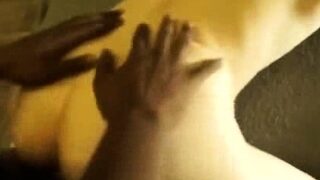 Salope brune avec ses trous penetres par des bites noires