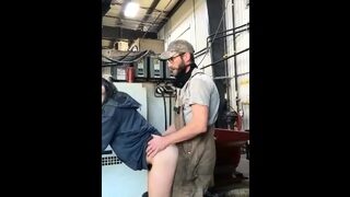 Une meuf fait une pipe et se fait baiser par son mari