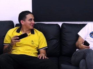 ABBY ES COGIDA ENTRE VARIOS POR QUE LE ENCANTA LA VERGA.
