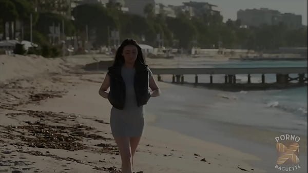 Didi, la belle brune avec deux grosses queues !