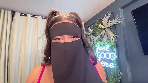 Linda garota árabe de Hijab foi dada de presente para casal usar da maneira que quiser